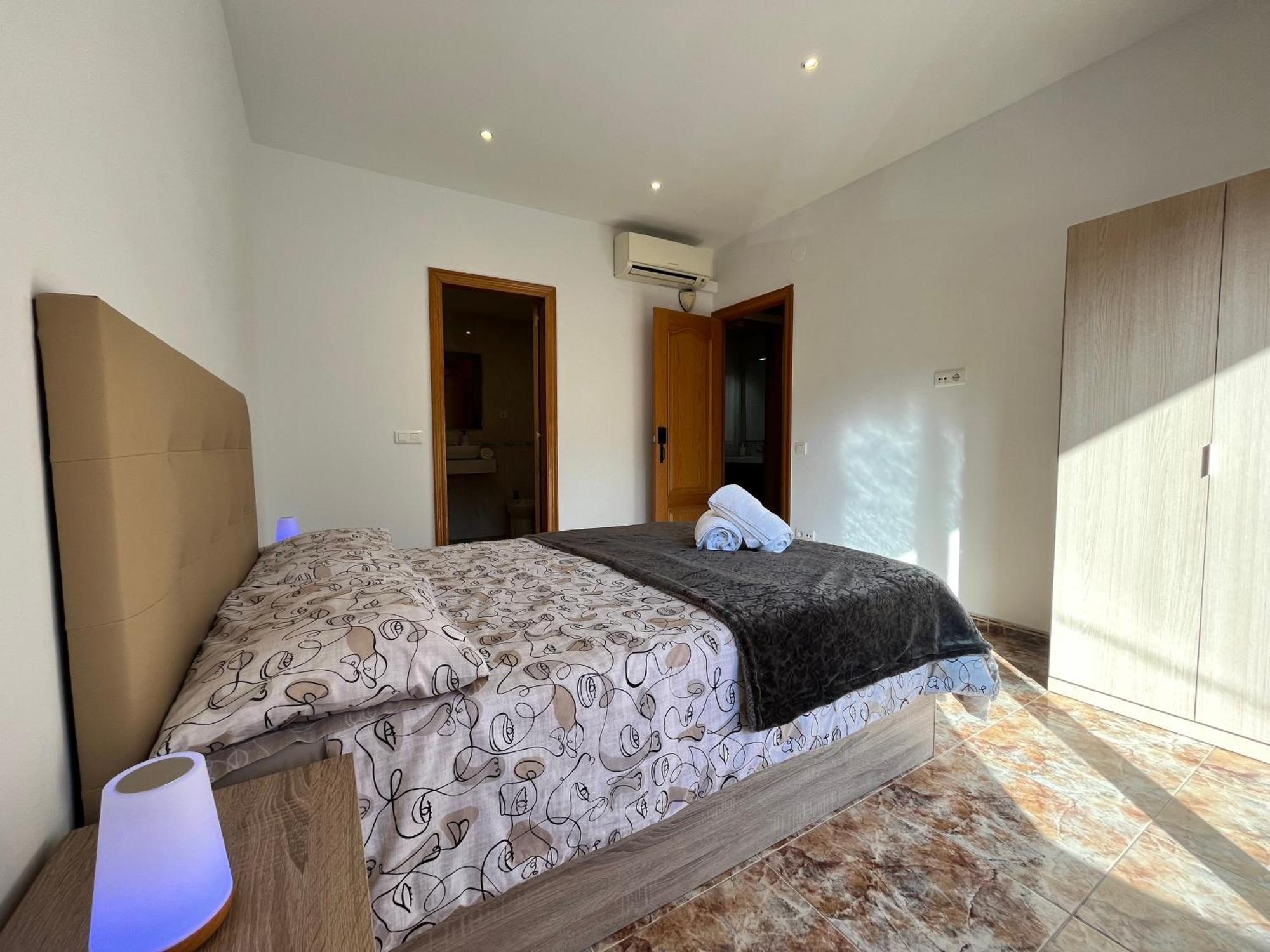 סנט אסטב ססרובירס Amplio Apartamento, 5 Camas מראה חיצוני תמונה