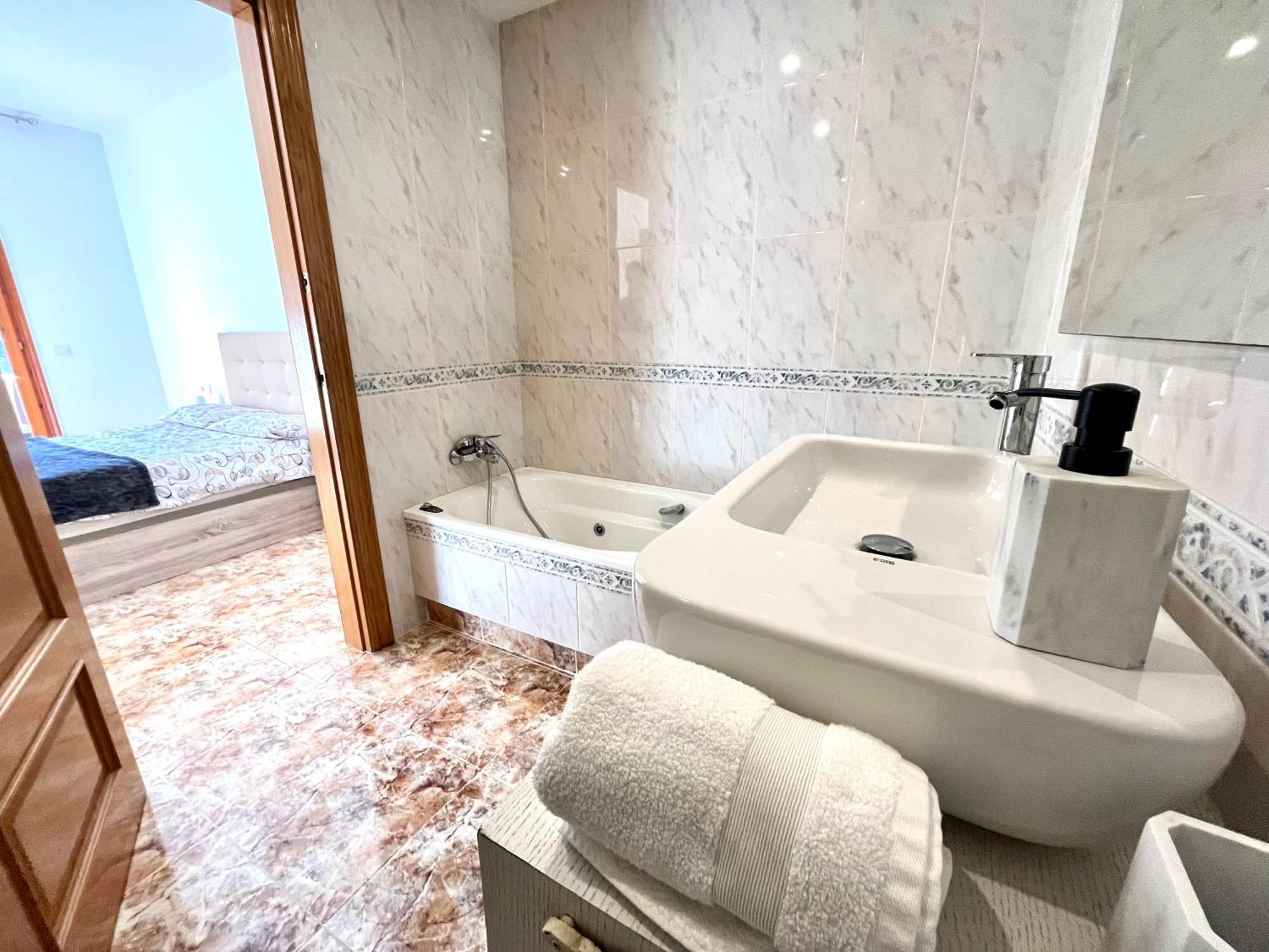 סנט אסטב ססרובירס Amplio Apartamento, 5 Camas מראה חיצוני תמונה